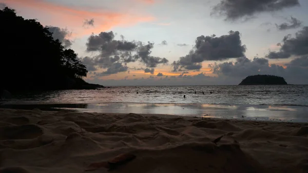 Vista da praia ao pôr do sol, mar e nuvens. — Fotografia de Stock