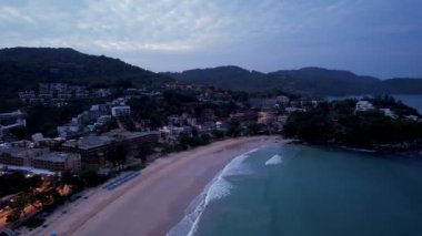 Phuket adasında şafak sökerken. Kata Sahili.