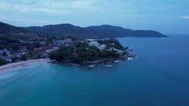 Phuket adasında şafak sökerken. Kata Sahili.