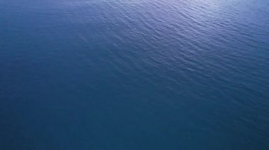 Mor gün batımı, deniz manzaralı ve bulutlu..