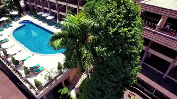 Drönare utsikt över hotellet med pool. — Stockvideo