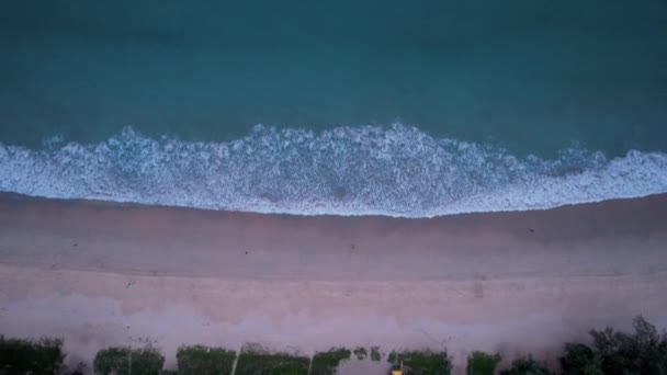 Paarse zonsondergang met uitzicht op de zee en de wolken. — Stockvideo