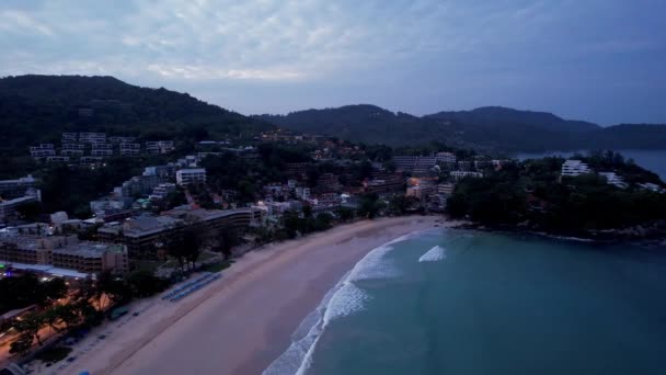 Kora hajnalban Phuket szigetén. Kata strand. — Stock videók