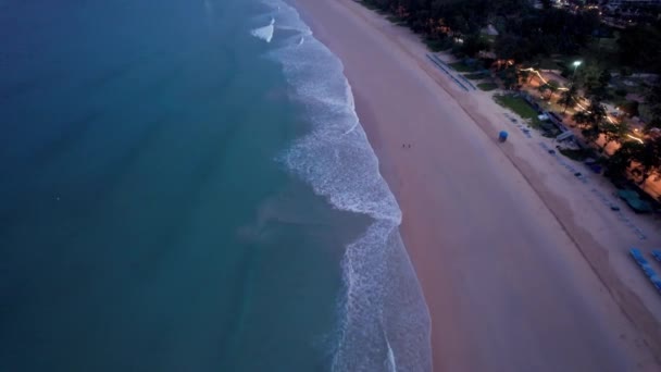 Amanecer temprano en la isla de Phuket. Playa de Kata. — Vídeos de Stock