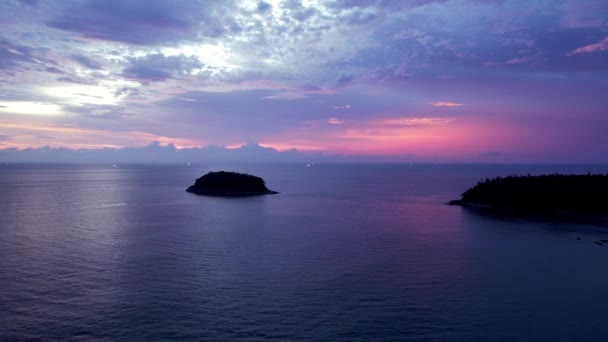 Pôr-do-sol roxo com vista para o mar e nuvens. — Vídeo de Stock