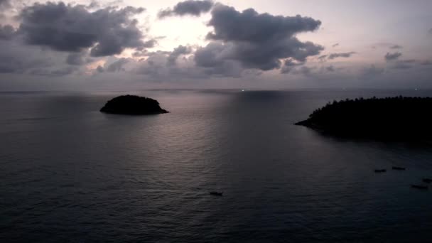 Belo pôr do sol com nuvens, mar e ilha. — Vídeo de Stock