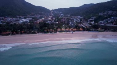 Phuket adasında şafak sökerken. Kata Sahili.