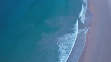 Phuket adasında şafak sökerken. Kata Sahili.