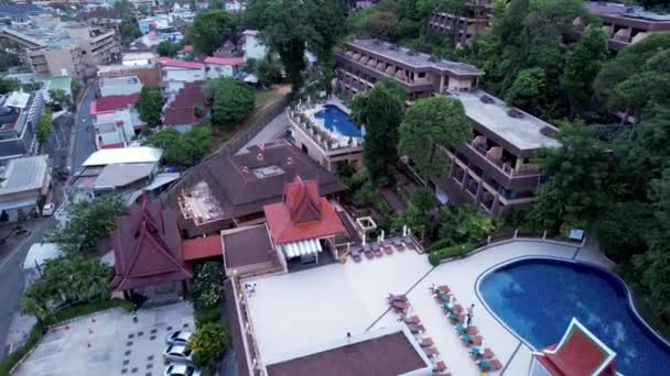 Drone vista del hotel con una piscina. — Vídeos de Stock