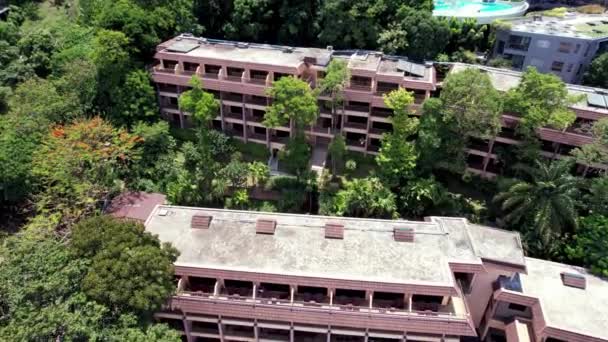 Drone vista do hotel com árvores verdes. — Vídeo de Stock