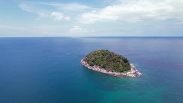 Samotna wyspa stoi na środku oceanu. — Wideo stockowe