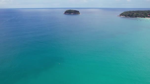 Una isla solitaria se encuentra en medio del océano — Vídeos de Stock