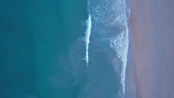 Kora hajnalban Phuket szigetén. Kata strand. — Stock videók