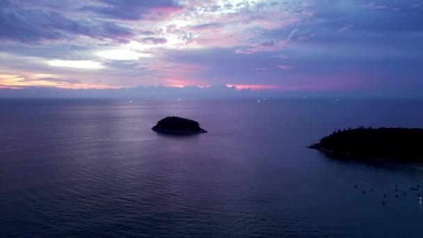 Pôr-do-sol roxo com vista para o mar e nuvens. — Vídeo de Stock