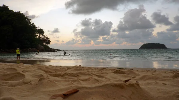 Vista da praia ao pôr do sol, mar e nuvens. — Fotografia de Stock