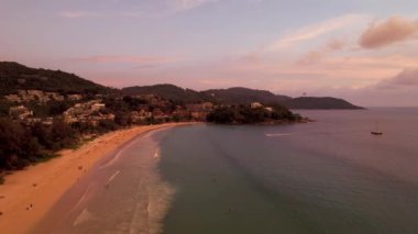 Sahilde turuncu bir günbatımında parasailing..