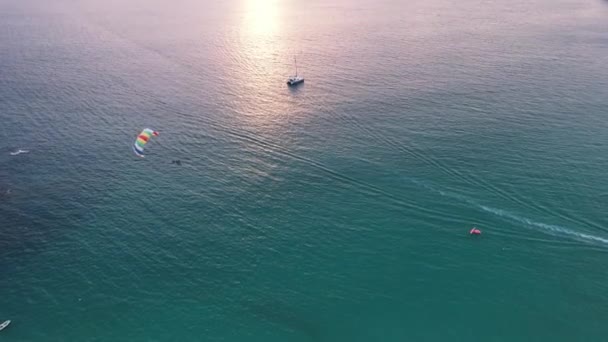 Gün batımında ada manzaralı bir parasailing.. — Stok video