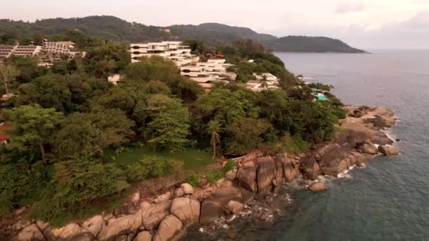 Vue par drone de l'île avec l'hôtel. — Video