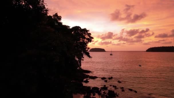 Ada manzaralı ve bulutlu destansı turuncu gün batımı — Stok video