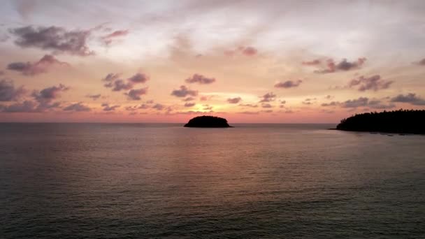Pomarańczowy zachód słońca z widokiem na wyspę i chmury — Wideo stockowe