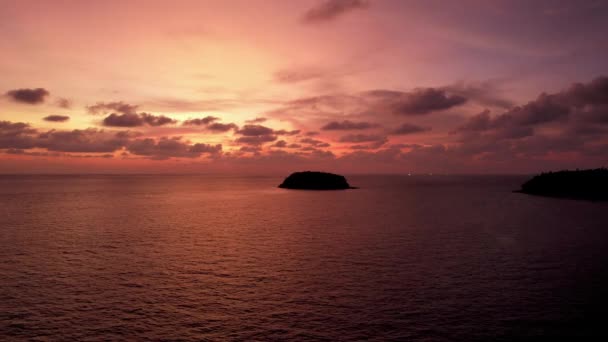 Orange solnedgång med utsikt över havet och ön — Stockvideo