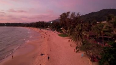 Kumsal manzaralı turuncu gün batımı