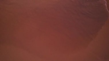 Kumsal manzaralı turuncu gün batımı