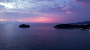 Mor gün batımı, deniz manzaralı ve bulutlu..
