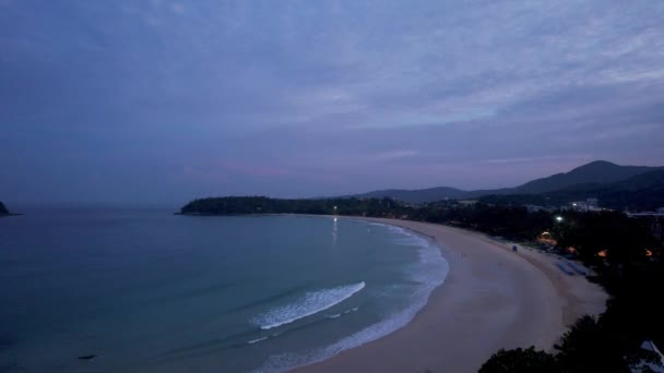 Kora hajnalban Phuket szigetén. Kata strand. — Stock videók