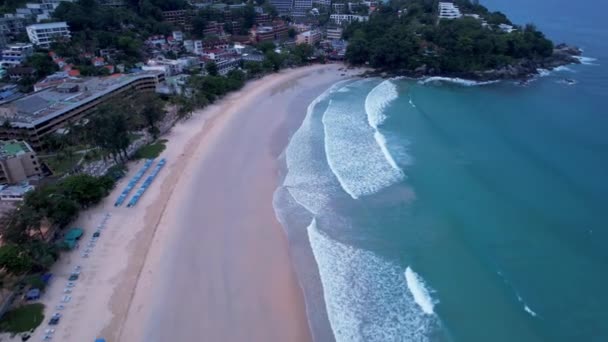 Brzy ráno na ostrově Phuket. Pláž Kata. — Stock video