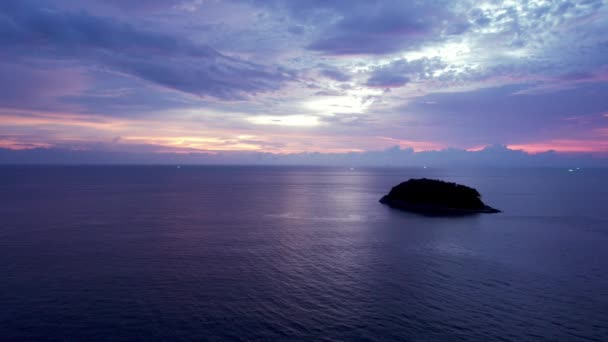 海と雲の景色を望む紫色の夕日. — ストック動画