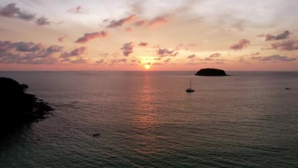 Parasailing en una puesta de sol naranja en la playa. — Vídeo de stock