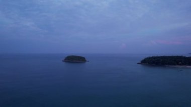 Phuket adasında şafak sökerken. Kata Sahili.