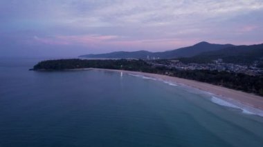 Phuket adasında şafak sökerken. Kata Sahili.