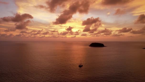 Luxe jacht bij zonsondergang met uitzicht op het eiland. — Stockvideo