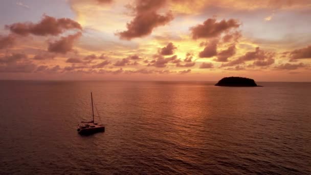 Luksusowy jacht o zachodzie słońca z widokiem na wyspę. — Wideo stockowe
