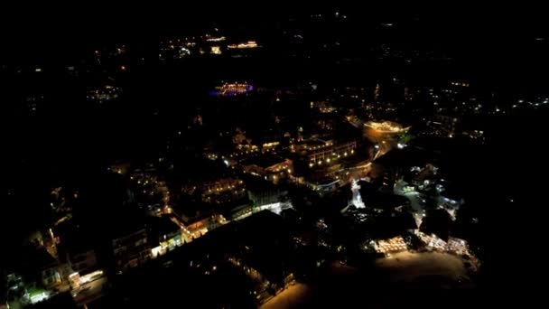 Uitzicht op de nacht stad met verlichting en een zwembad — Stockvideo