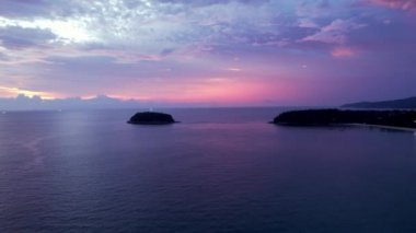 Mor gün batımı, deniz manzaralı ve bulutlu..