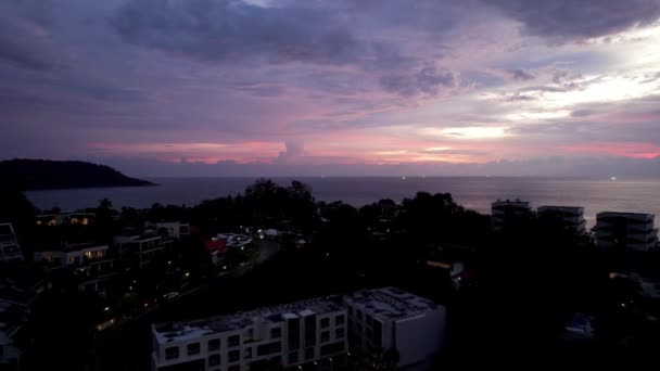 Фиолетовый закат с видом на море и облака. — стоковое видео
