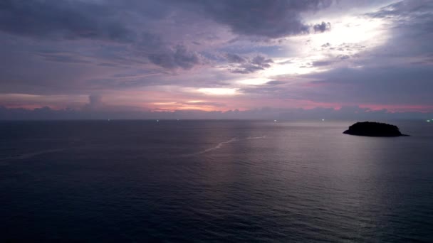 Pôr-do-sol roxo com vista para o mar e nuvens. — Vídeo de Stock