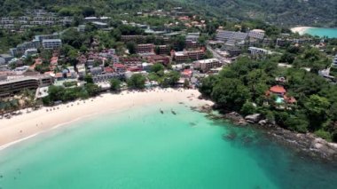 Phuket adasının kar beyazı Kata plajı..