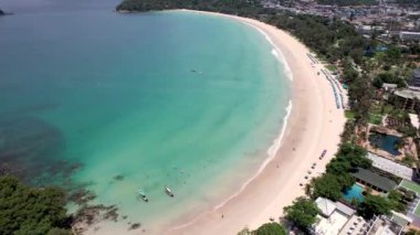 Phuket adasının kar beyazı Kata plajı..