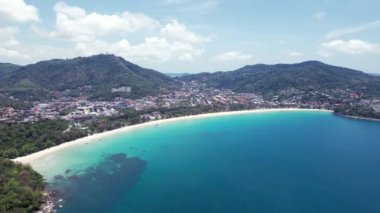 Phuket adasının kar beyazı Kata plajı..