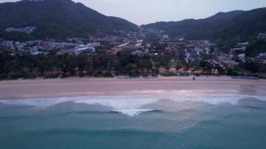 Phuket adasında şafak sökerken. Kata Sahili.