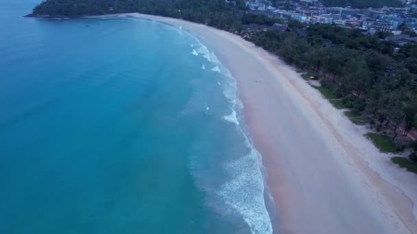 Amanhecer cedo na ilha de Phuket. Praia de Kata. — Vídeo de Stock