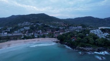 Phuket adasında şafak sökerken. Kata Sahili.