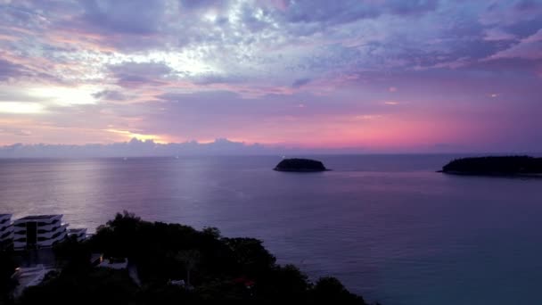 Coucher de soleil violet avec vue sur la mer et les nuages. — Video