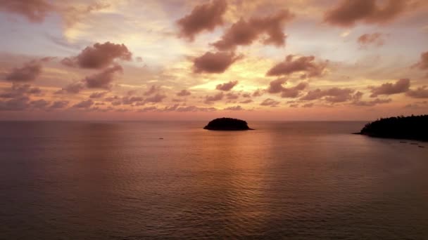 Luxury yacht at sunset with a view of the island. — Stock Video