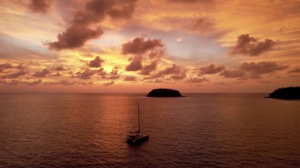 Luxury yacht at sunset with a view of the island. — Stock Video