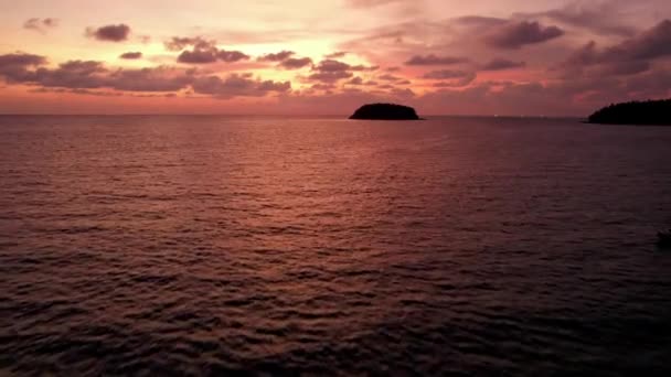 Pomarańczowy zachód słońca z widokiem na morze i wyspę — Wideo stockowe